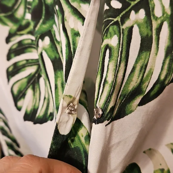 L'Agence Annie Leaf Tropical Palm Snap Bottom Tie Blouse Size Medium - Picture 5 of 8